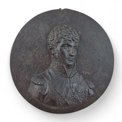 MEDAILLON en fonte de fer au portrait de...