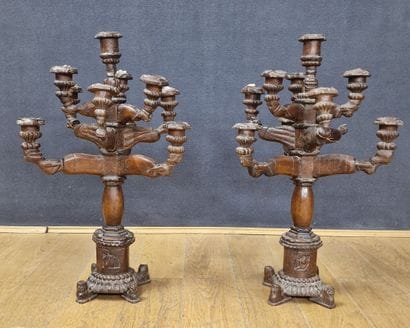 PAIRE DE CANDELABRES en bois sculpté reposant...