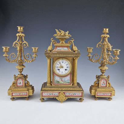 GARNITURE DE CHEMINEE de Style Louis XVI...