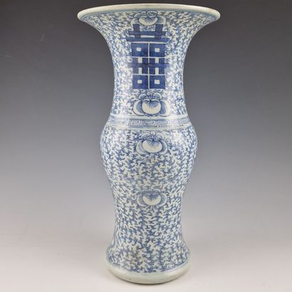 CHINE CIRCA 1900 - VASE CORNET en porcelaine...