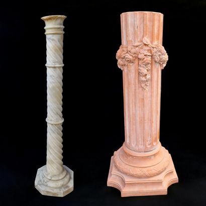 DEUX COLONNES d'Epoque XXeme Siècle
l'une...