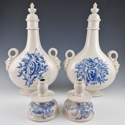 PAIRE DE VASES BOUTEILLE COUVERTS ET PAIRE...
