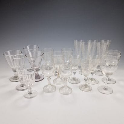 VINGT-ET-UN VERRES A PIED DEPAREILLES d'Epoque...