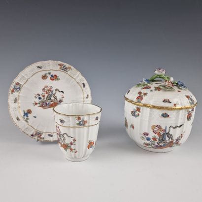 MEISSEN - UN GOBELET (H. 8 cm / D. 7,4 cm),...