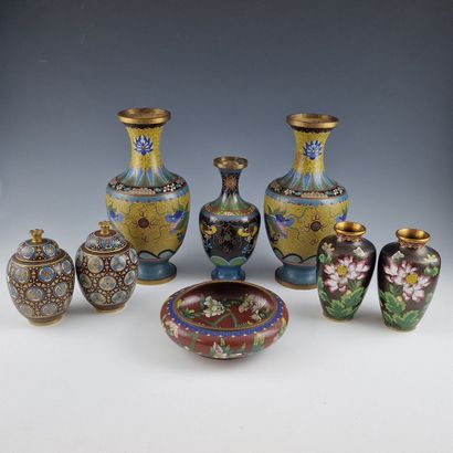 JAPON XXEME SIECLE - CINQ VASES DONT DEUX...