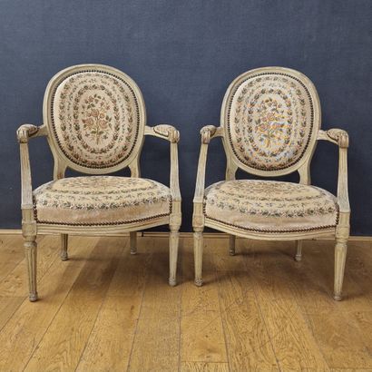 Pair of Louis XVI style cabriolet medallion...
