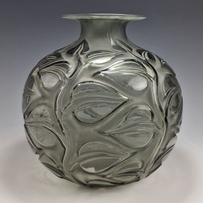 R. LALIQUE FRANCE - VASE MODELE 