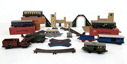 MATERIEL FERROVIAIRE « 0 » HORNBY comprenant...