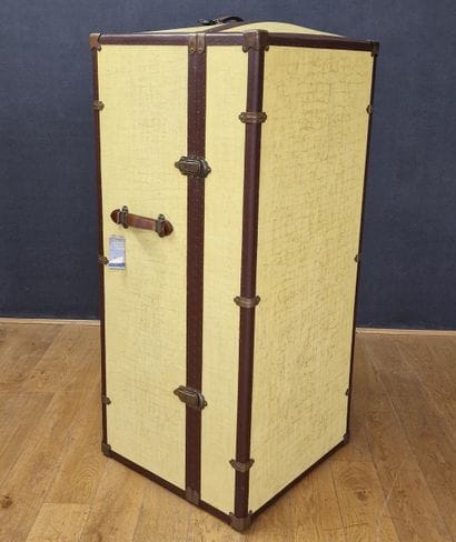 STARBAY - DRESSING CASE Circa 2005 in cracked...
