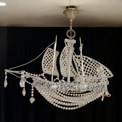 ELECTRIC LIGHT IN THE SHAPE OF A THREE-MATTLE...
