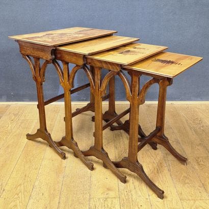 SUITE DE QUATRE TABLES GIGOGNE dans le Goût...