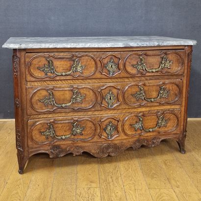 Regency-period walnut COMMODE A FACADE GALBEE,...
