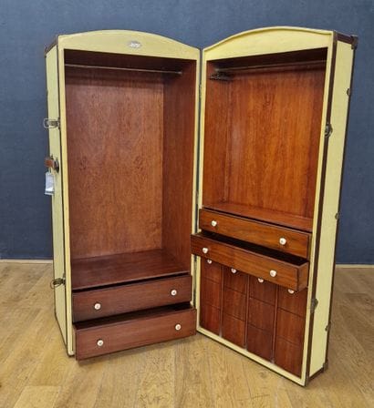 STARBAY - DRESSING CASE Circa 2005 in cracked...