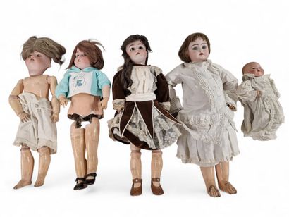 LOT DE POUPEES Comprenant : 
- Poupée allemande...