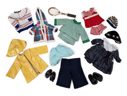 LOT ACCESSOIRES DE POUPEES Comprenant : 
-...