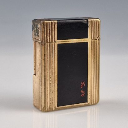 S. T DUPONT - BRIQUET DE POCHE à gaz en laque...