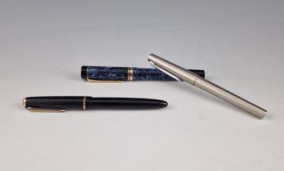 PARKER - TROIS STYLOS PLUME en acier brossé,...