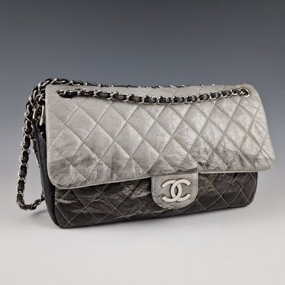 CHANEL circa 2007 - 31cm quilted distressed...