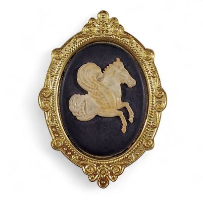 CHANEL circa 1988 - BROCHE en métal doré...