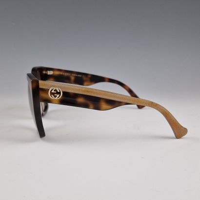 GUCCI - Pair of tortoiseshell resin sunglasses...
