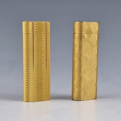MUST DE CARTIER - DEUX BRIQUETS DE POCHE...