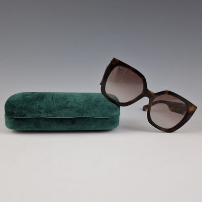 GUCCI - Pair of tortoiseshell resin sunglasses...