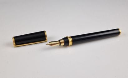 S. T DUPONT PARIS - STYLO PLUME en laque...