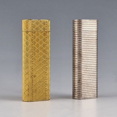 MUST DE CARTIER - DEUX BRIQUETS DE POCHE...