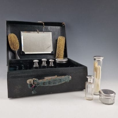 NECESSAIRE DE TOILETTE Circa 1900 in black...