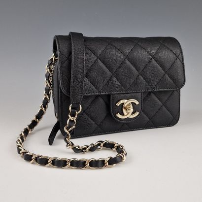CHANEL année 2023 - SAC 18 cm en veau grainé...
