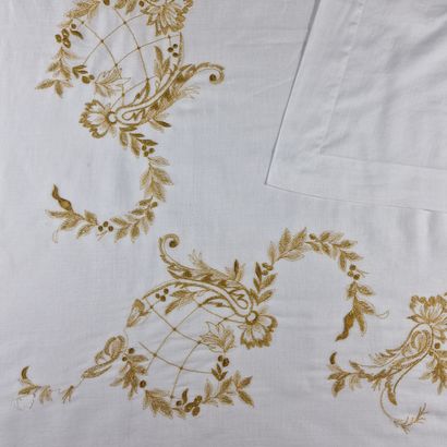 RECTANGULAR NAPPE in white organdi Circa...