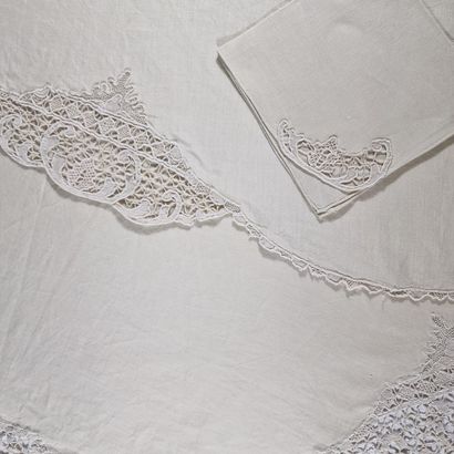 ROUND NAPPE with scalloped edge AND 12 SERVIETTES...