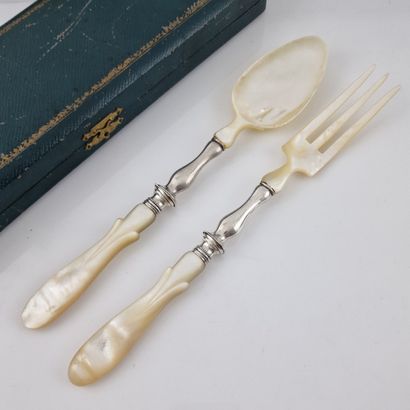 Mother-of-pearl and silver-plated SALAD CUTLERY...