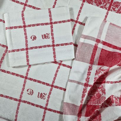 RECTANGULAR NAPPE AND 12 TOWELS in red and...