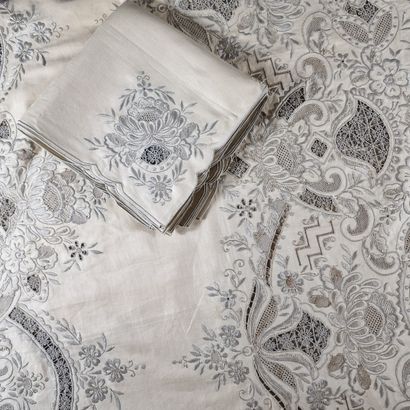 LARGE RECTANGULAR NAPPE AND 12 TOWEL SERVIETTES...