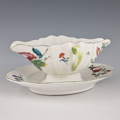 HEREND - SAUCIERE WITH ADHERENT PLATE in...