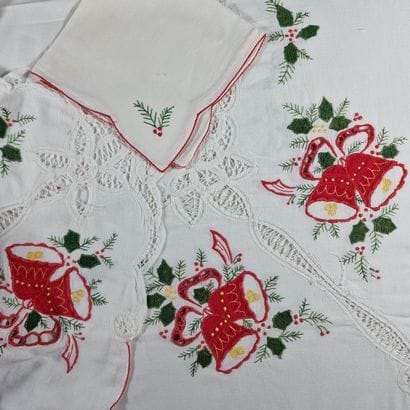 LARGE RECTANGULAR CHRISTMAS NAPPET with scalloped...