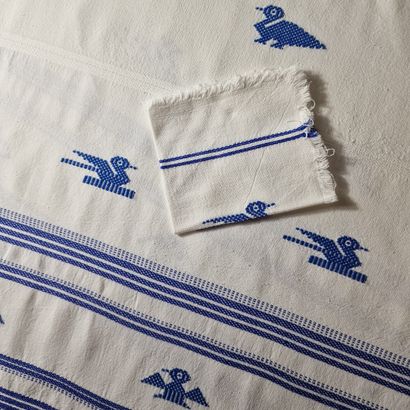 RECTANGULAR NAPPE AND 8 TOWELS in white cotton...