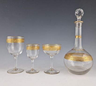 PART OF A 47 PIECES GLASS SERIES White crystal...