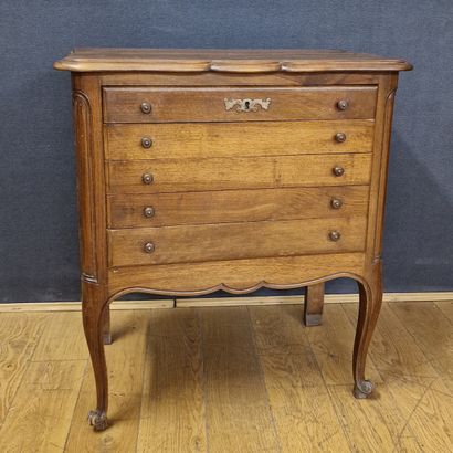 GRAND COFFRET DE MENAGERE EN FORME DE COMMODE...