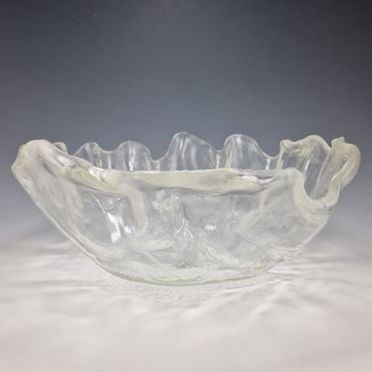 LARGE shell-shaped SALADIER in molded white...