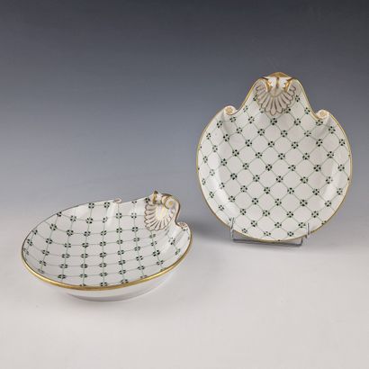 PAIR OF COUPES COQUILLES in white and gold...