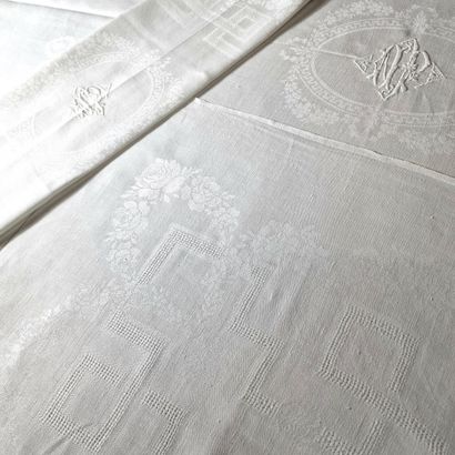RECTANGULAR NAPPE AND 9 TOWELS in white linen...