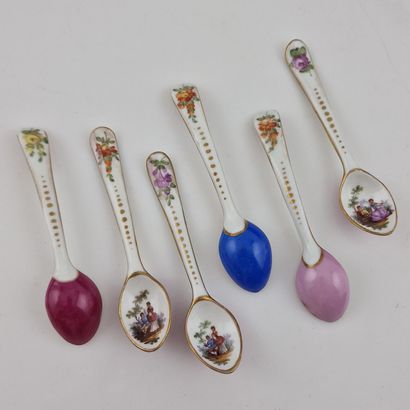SUITE OF 9 WHITE PORCELAIN MOKA SPOONS -...