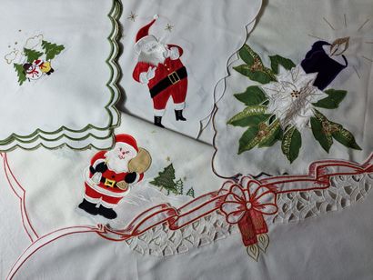 6 PETITES NAPPES DE NOEL DE GUERIDON RECTANGULAIRES...