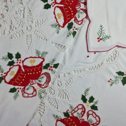 OVAL CHRISTMAS NAPPE with scalloped edge...