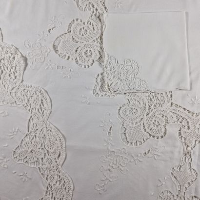 NAPPE OVALE a bord festonné ET SES 12 SERVIETTES...