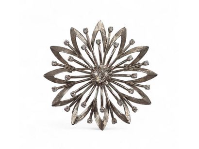 BROCHE en or gris stylisant une fleur ornée...