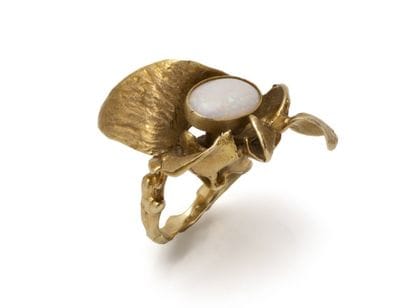 RING in 585-thousandths gold, stylizing a...