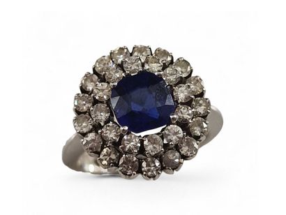 BAGUE MARGUERITE en or gris 750 millièmes...